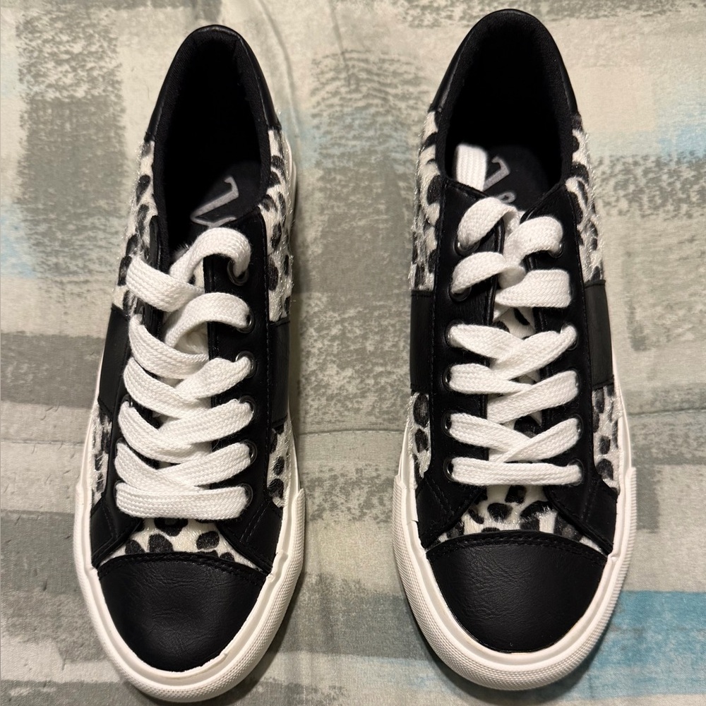 Stylish Black and White Leopard Print Women's Sneakers